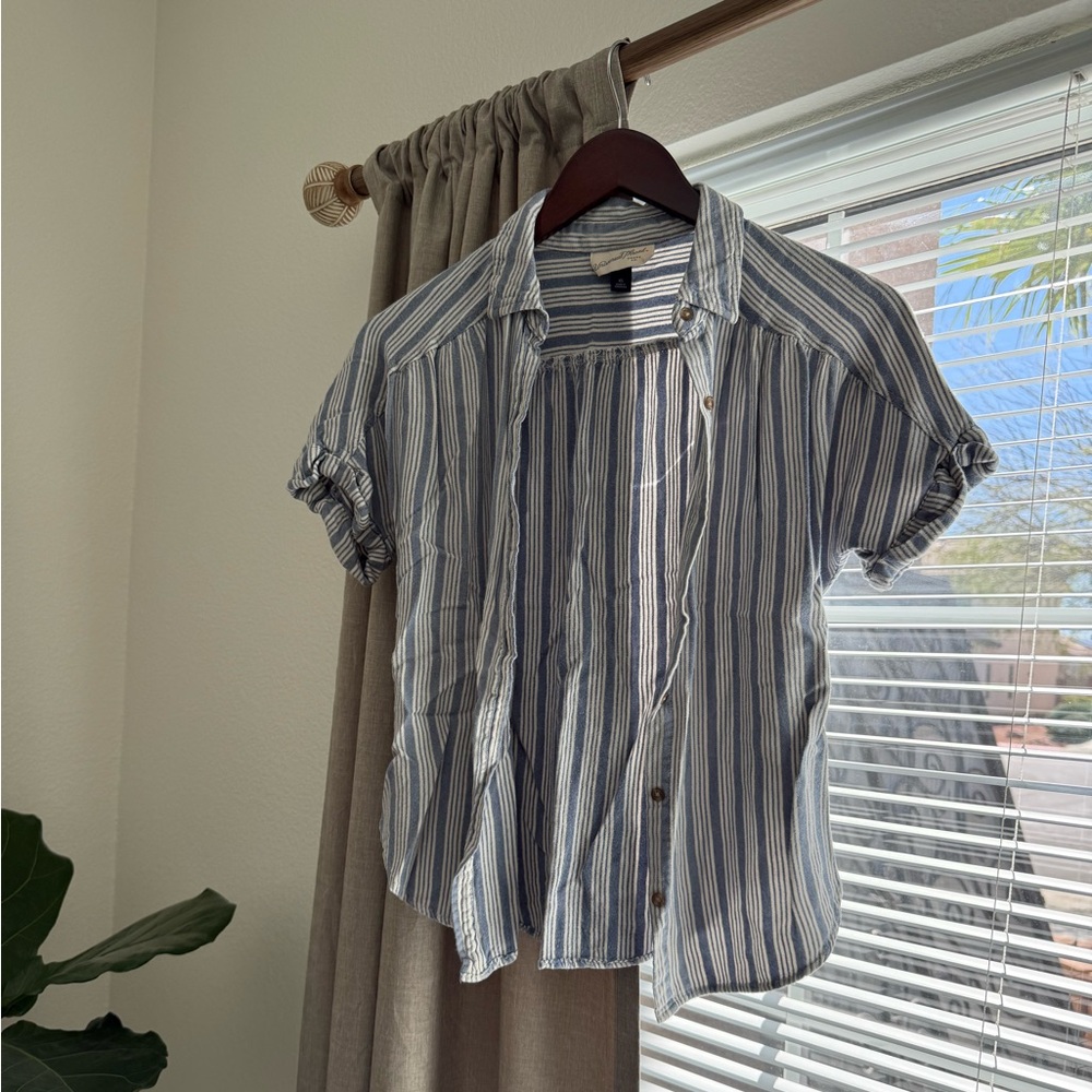 Universal Thread Blue and White Casual Button Down Shirt